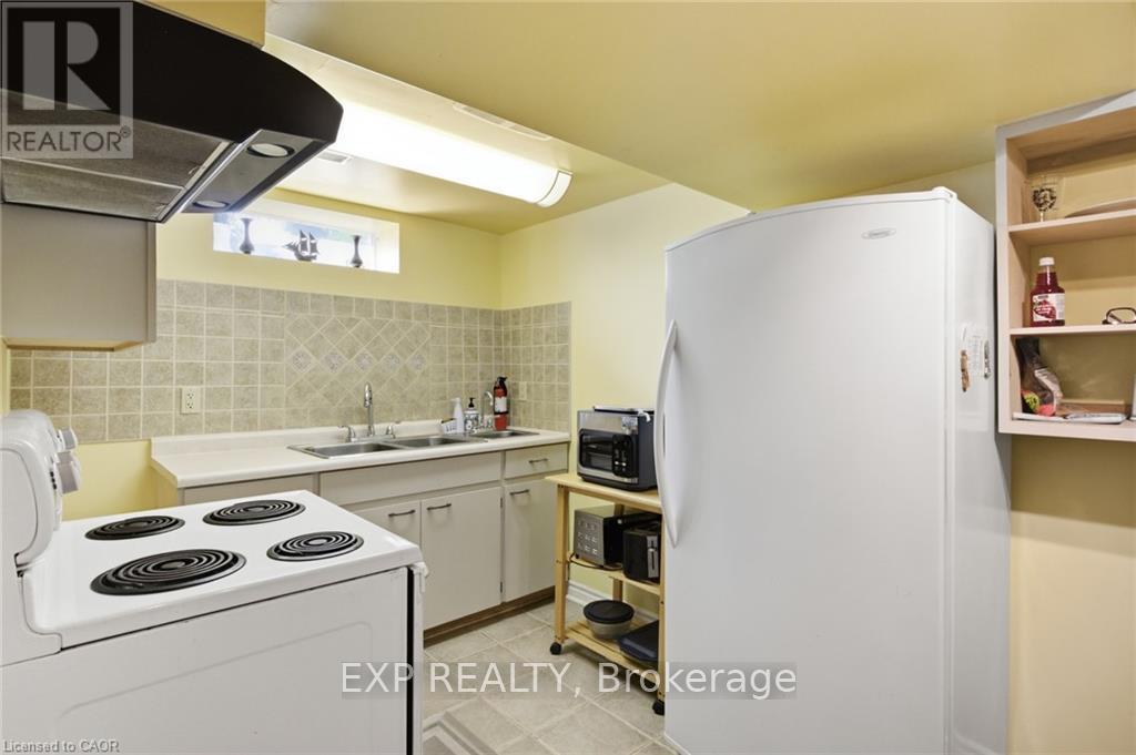 11 SUMMIT CRESCENT - 32