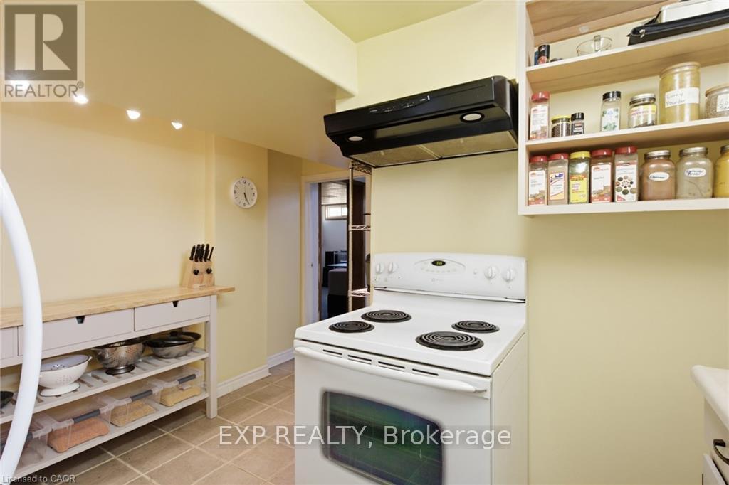 11 SUMMIT CRESCENT - 33
