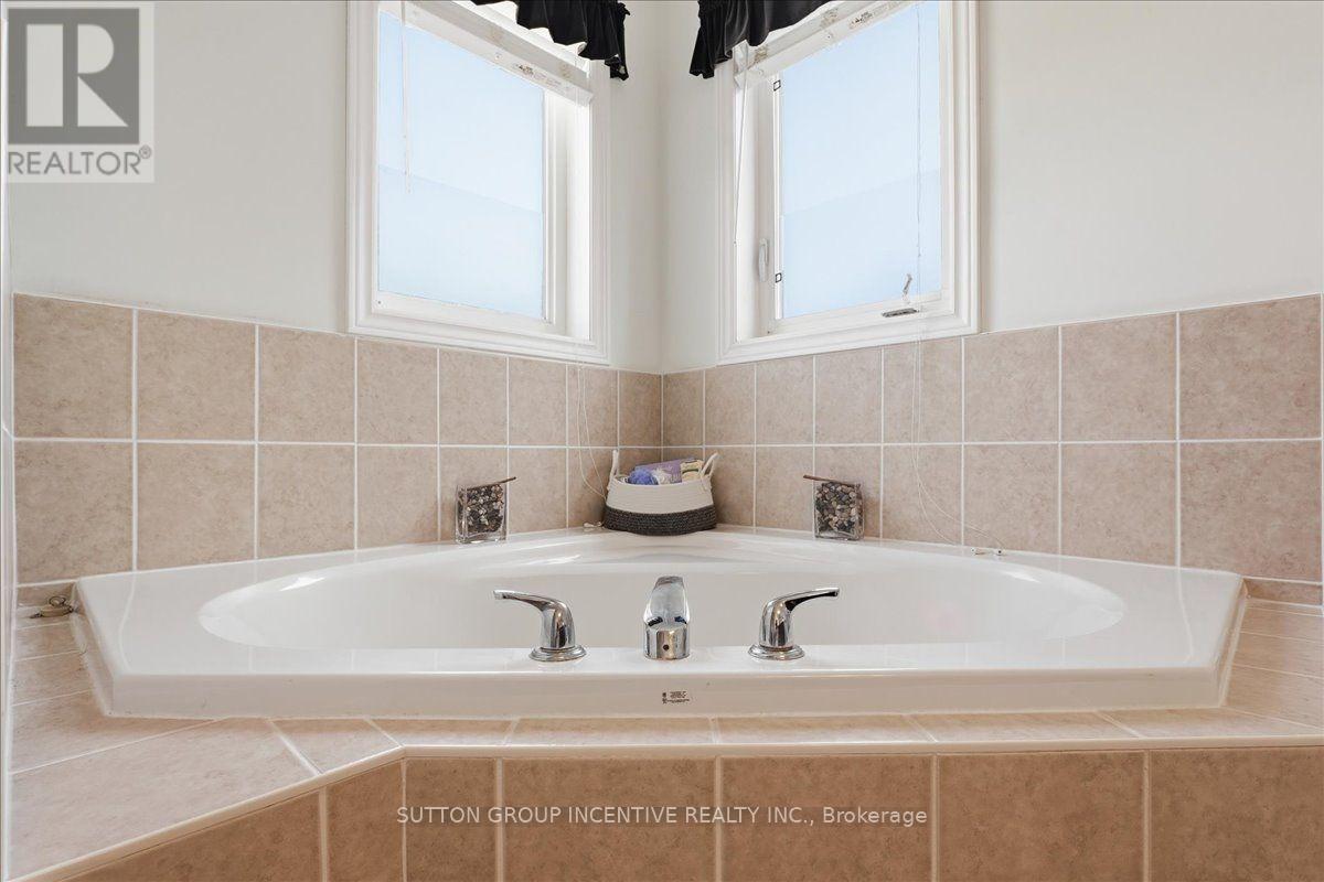 17 WHITE CRESCENT - 19