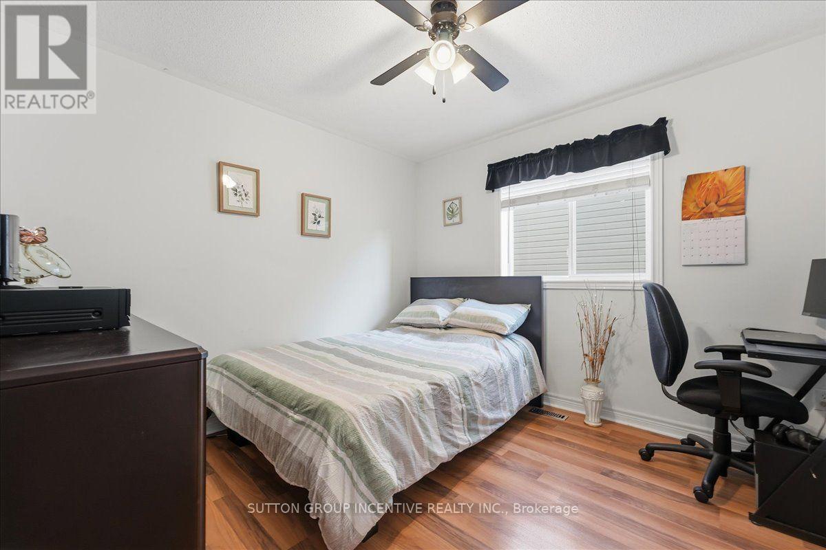 17 WHITE CRESCENT - 23