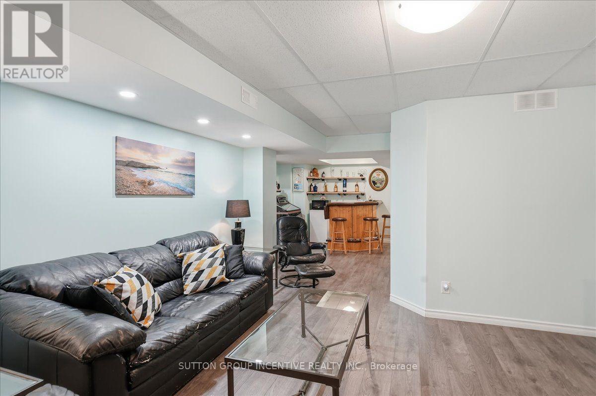 17 WHITE CRESCENT - 31