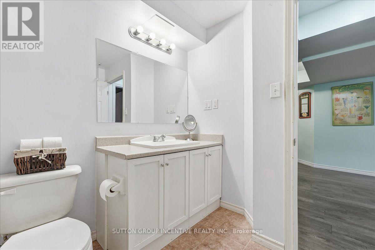 17 WHITE CRESCENT - 34