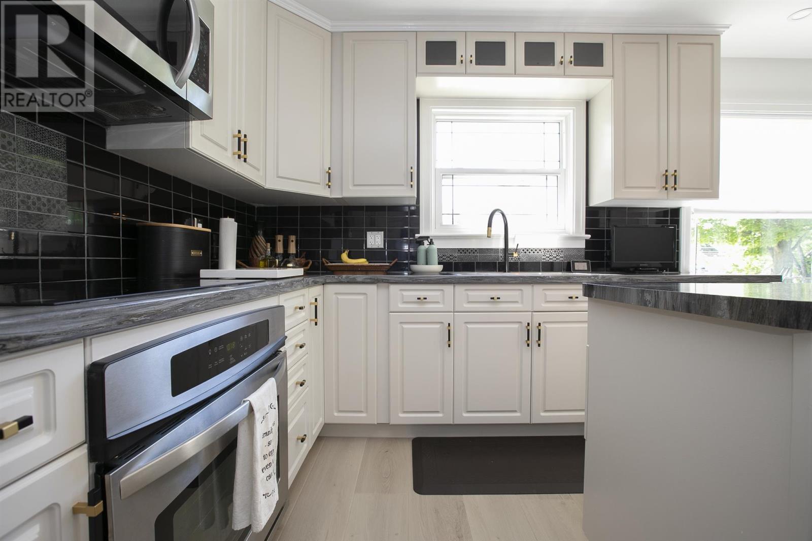 1354 Queen ST - 20
