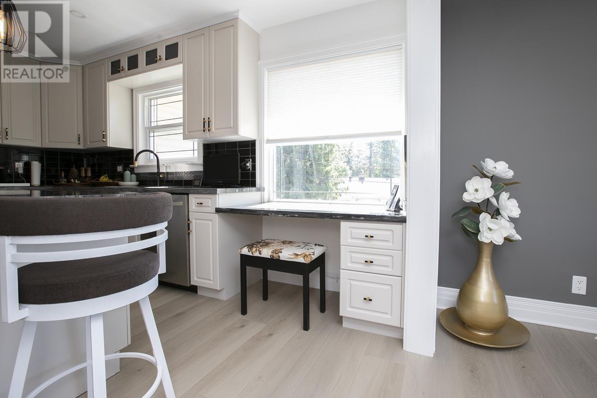 1354 Queen ST - 22