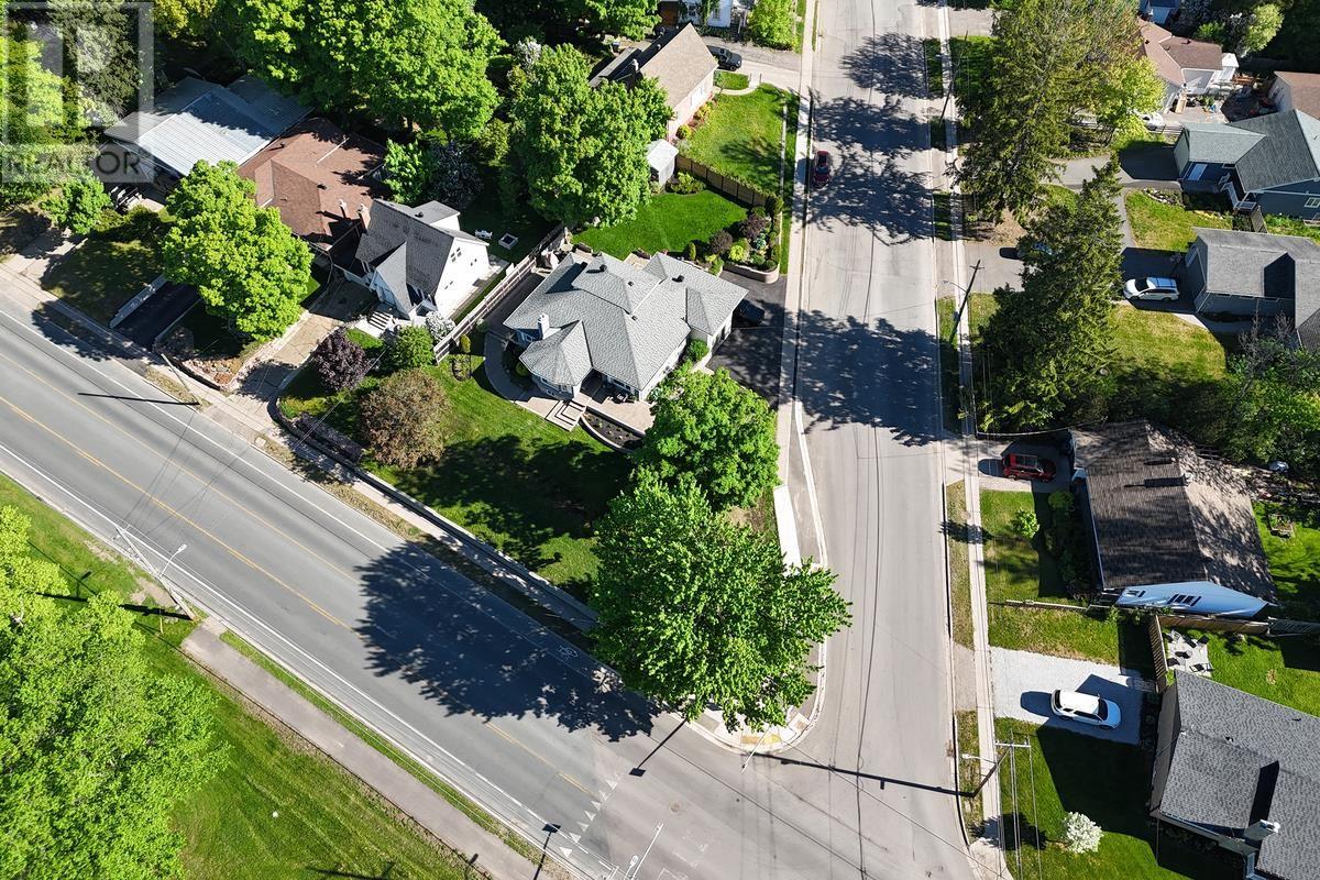 1354 Queen ST - 3