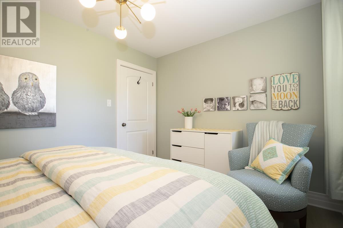 1354 Queen ST - 31