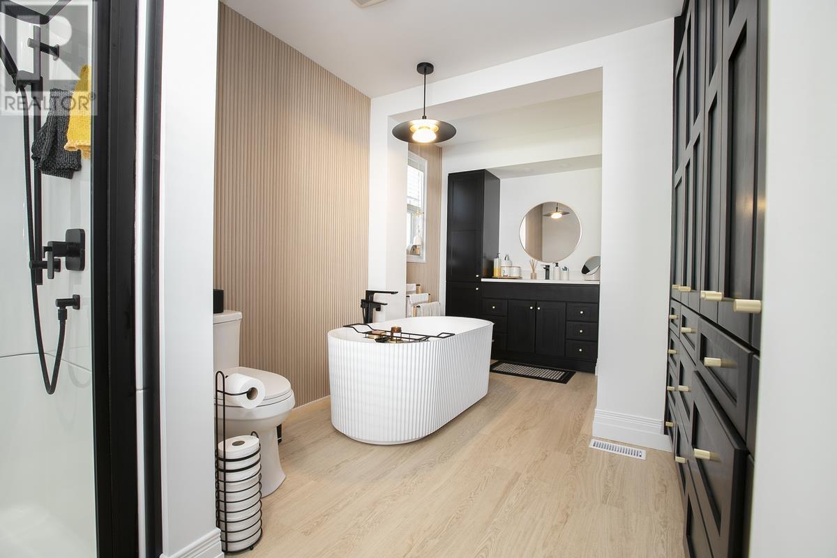 1354 Queen ST - 37