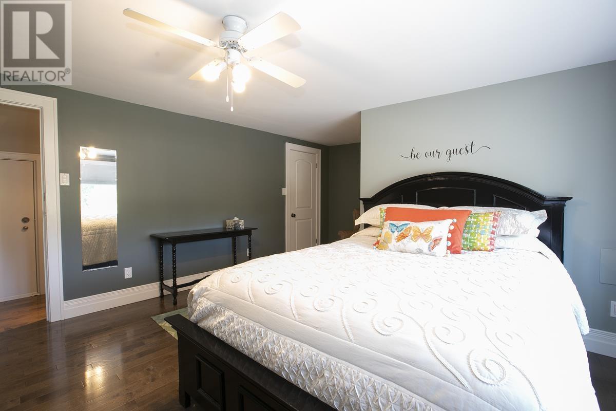 1354 Queen ST - 40