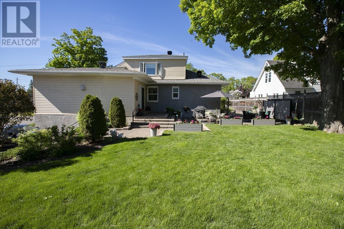 1354 Queen ST - 10