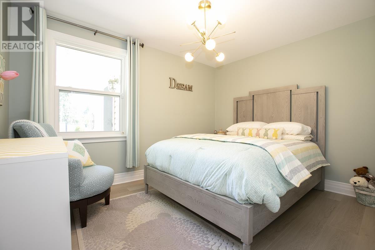 1354 Queen ST - 30