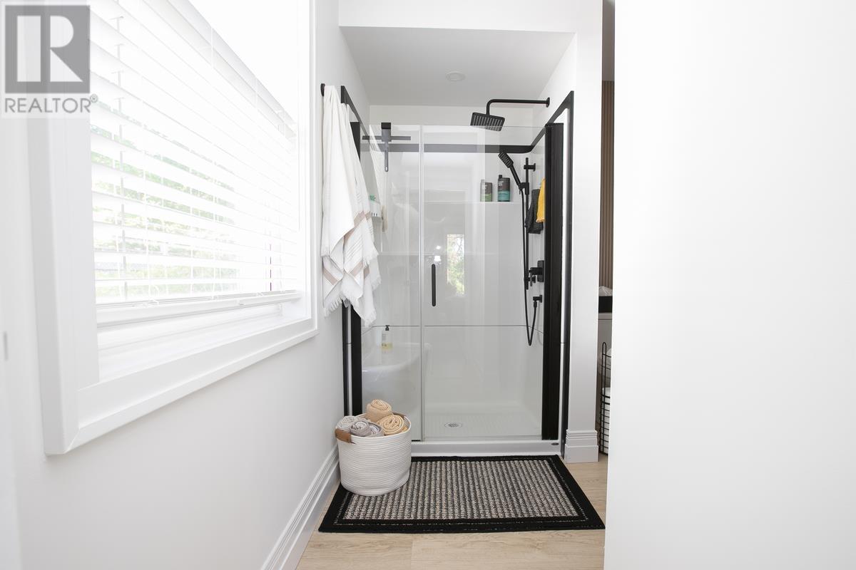 1354 Queen ST - 36