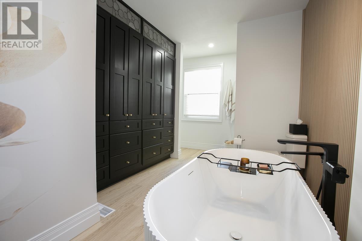 1354 Queen ST - 38