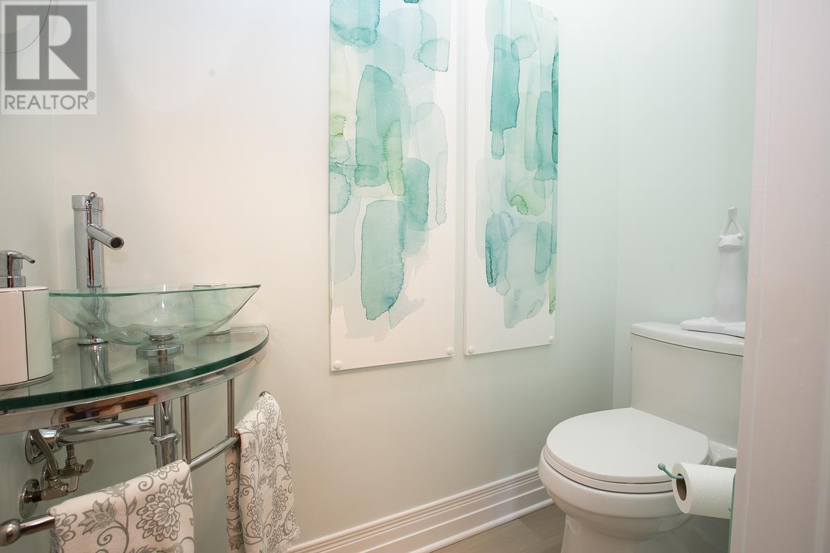 1354 Queen ST - 32