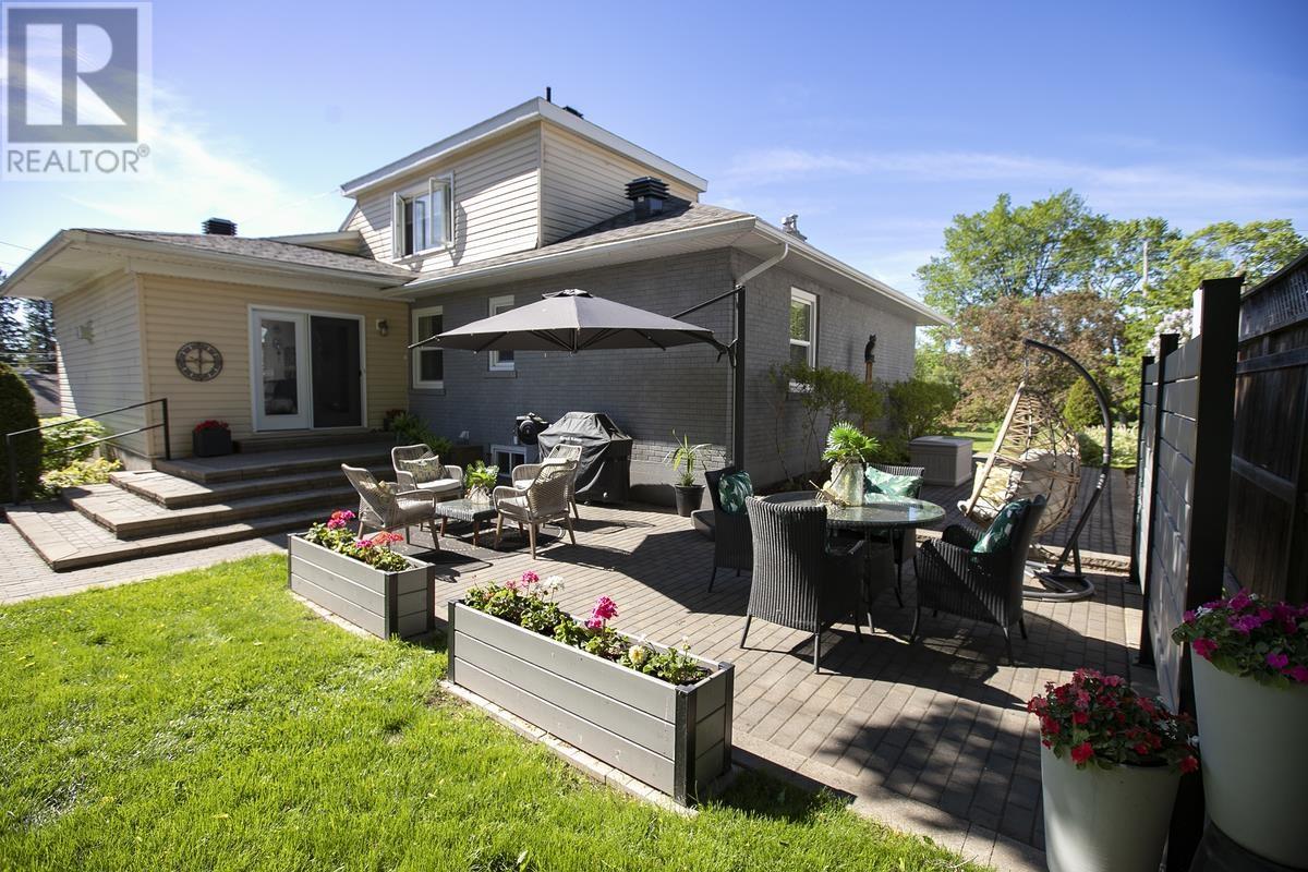 1354 Queen ST - 12