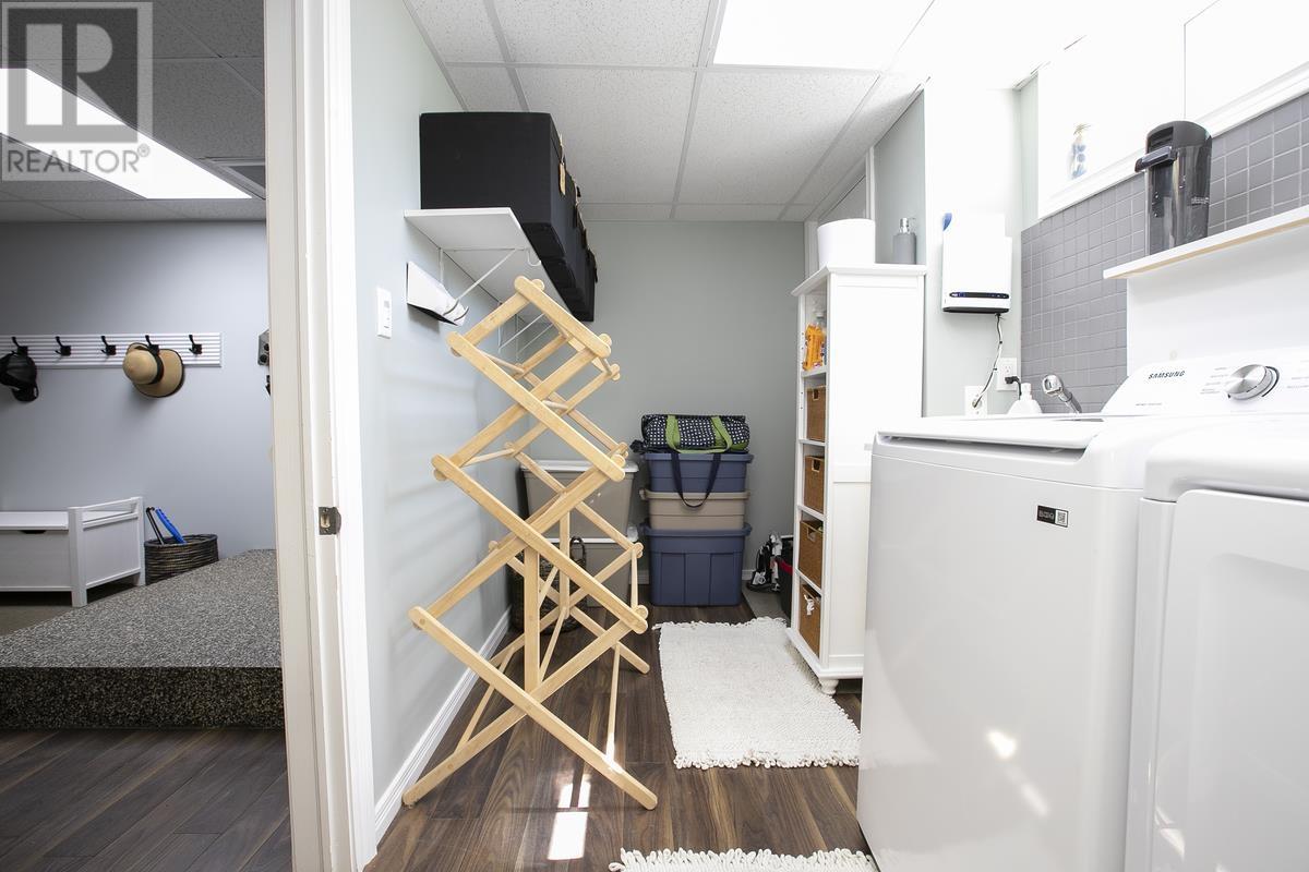 1354 Queen ST - 45