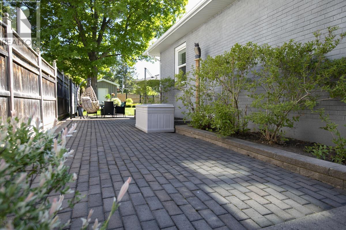 1354 Queen ST - 8