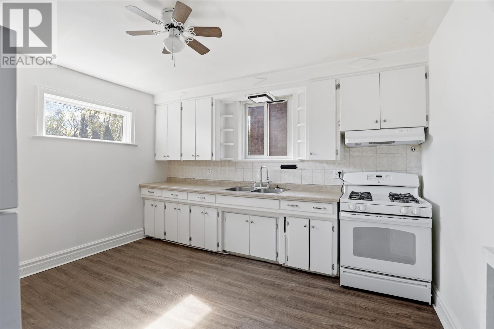 596 Sherbourne ST - 10