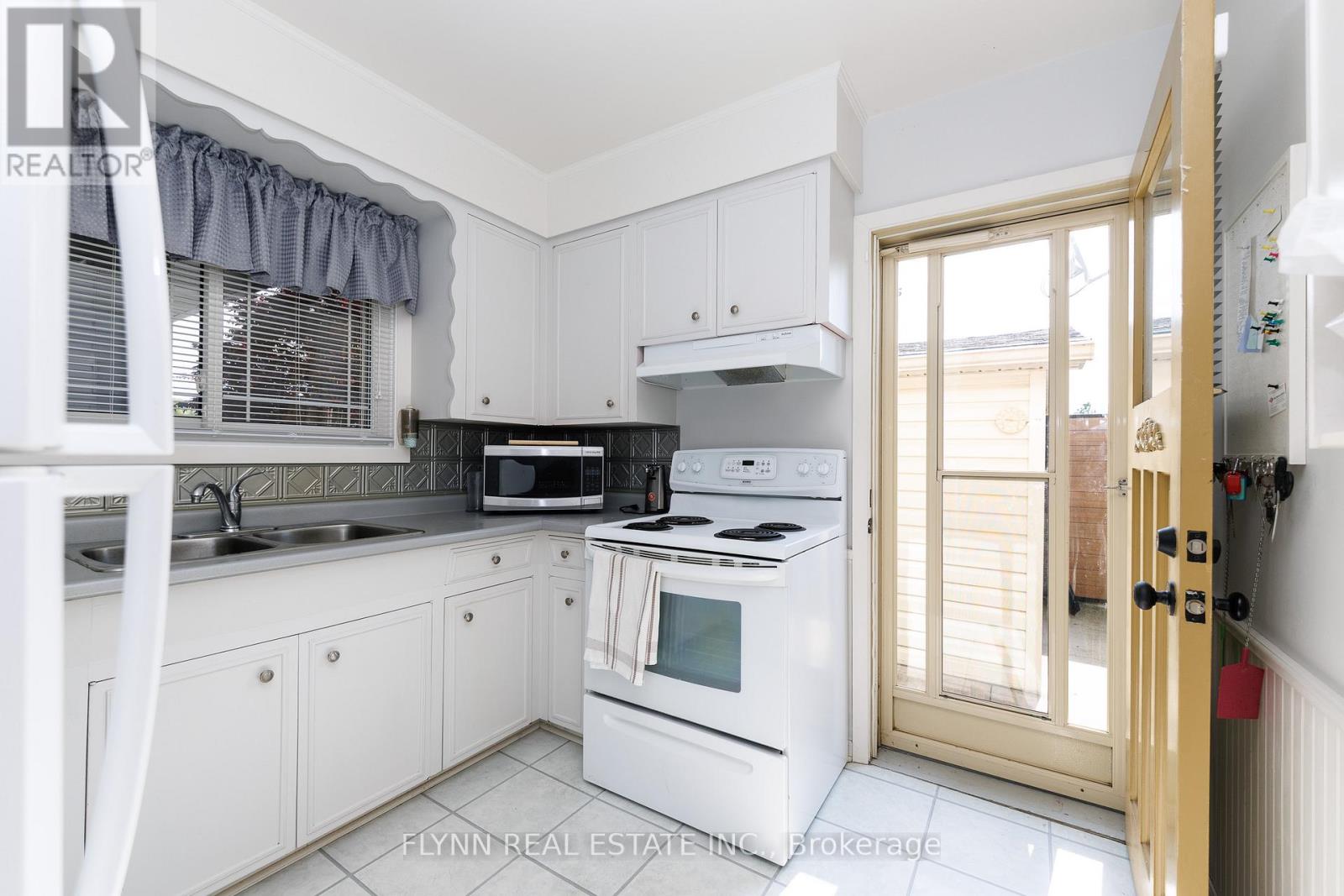 8968 BANTING AVENUE - 10
