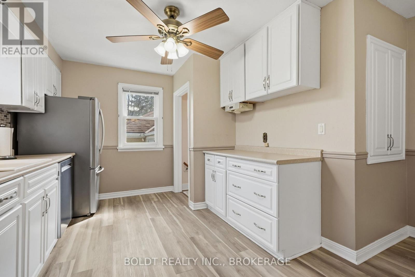 16 GRAMMAR AVENUE - 16