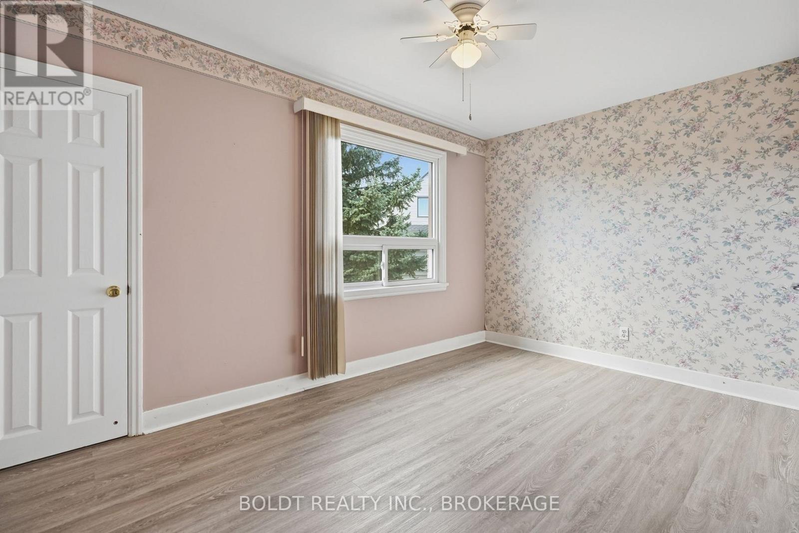 16 GRAMMAR AVENUE - 24