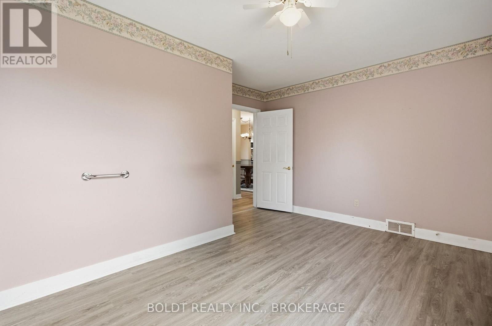 16 GRAMMAR AVENUE - 25