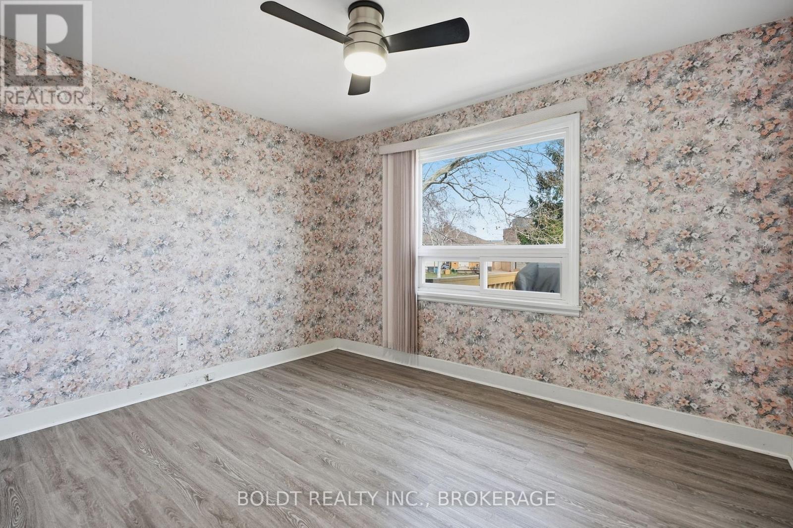 16 GRAMMAR AVENUE - 27