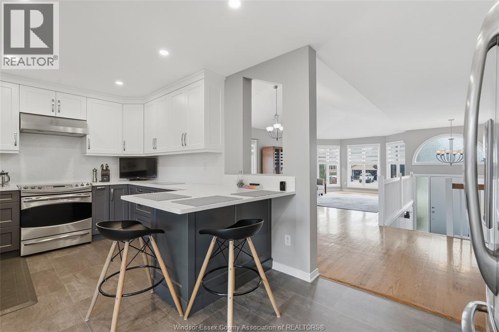 682 MICHAEL DRIVE - 19
