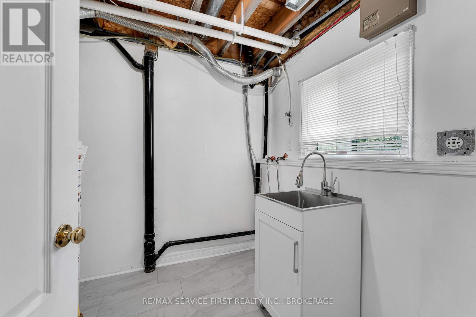 19 HERITAGE DRIVE - Image 35