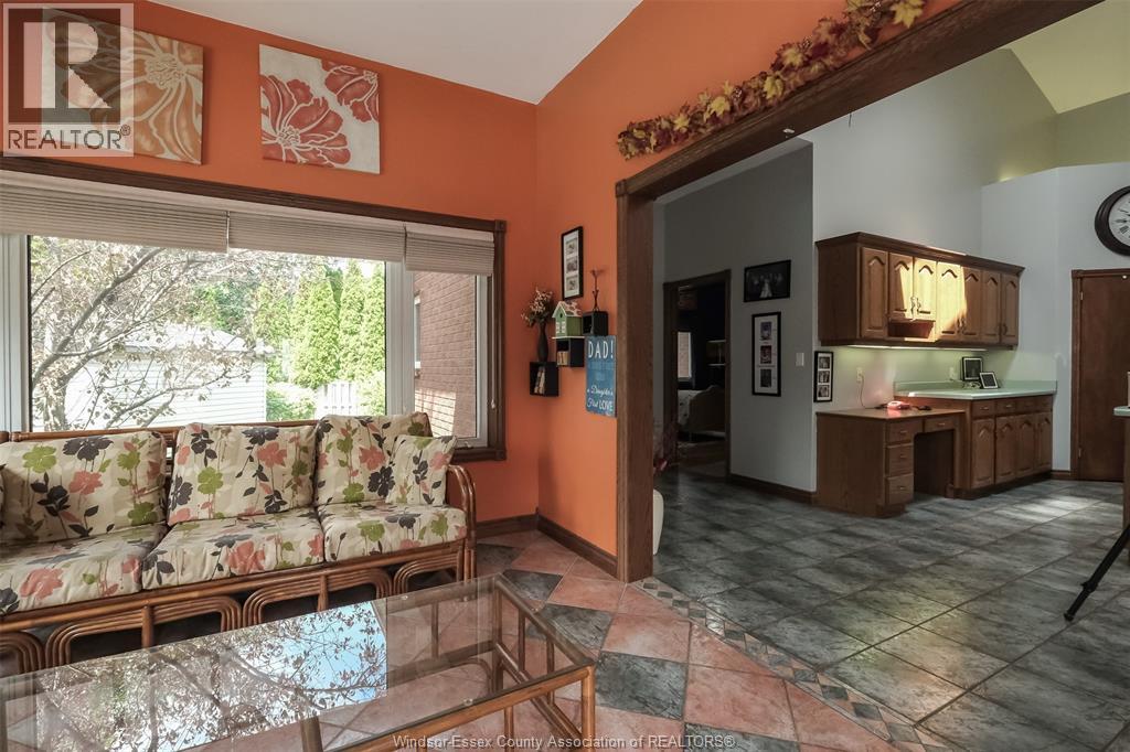 1747 CHORNOBY CRESCENT - 12