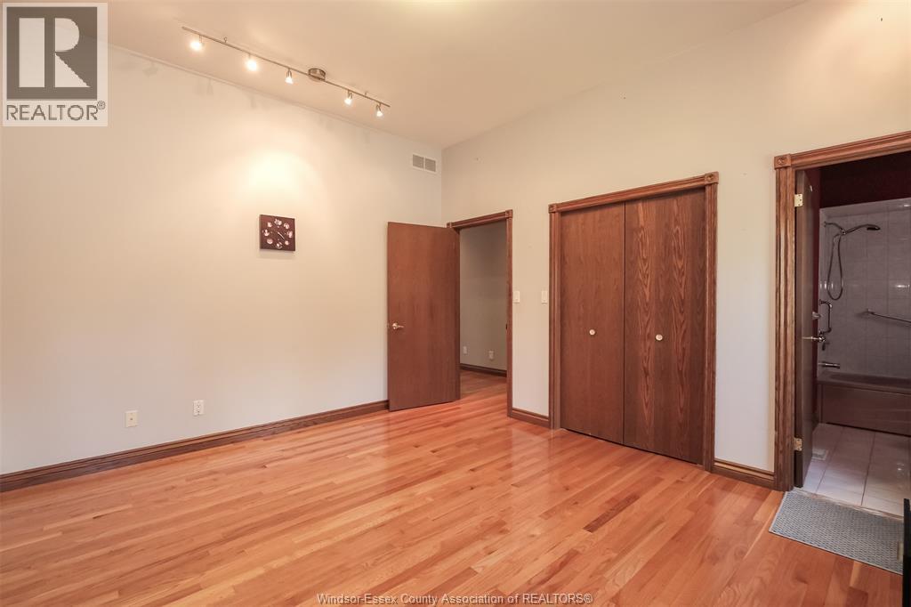 1747 CHORNOBY CRESCENT - 21
