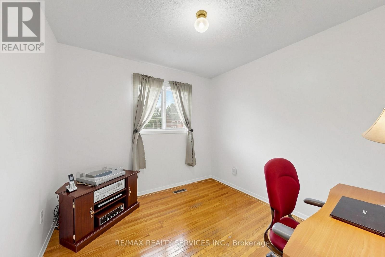 25 MALCOLM CRESCENT - 34