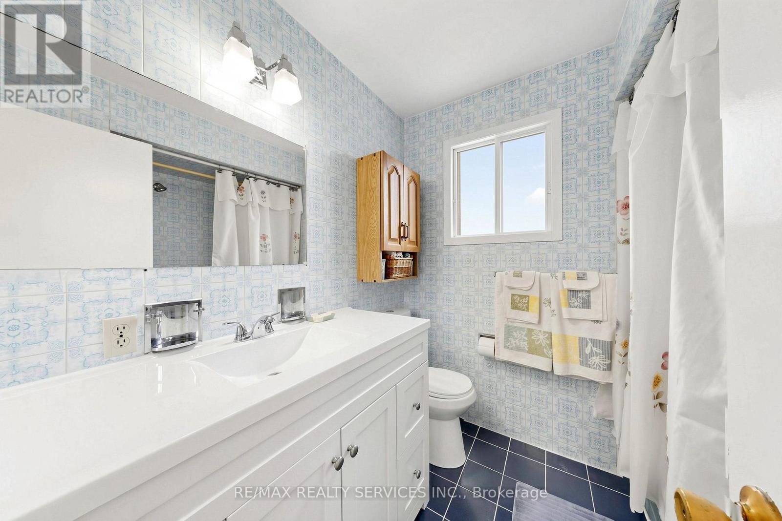 25 MALCOLM CRESCENT - 36