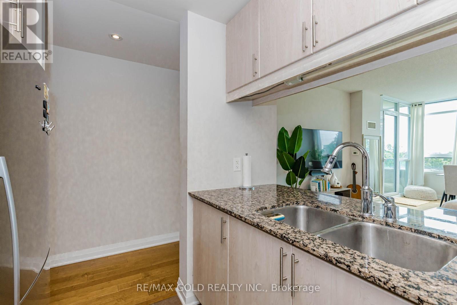 #313 1055 SOUTHDOWN ROAD - 17