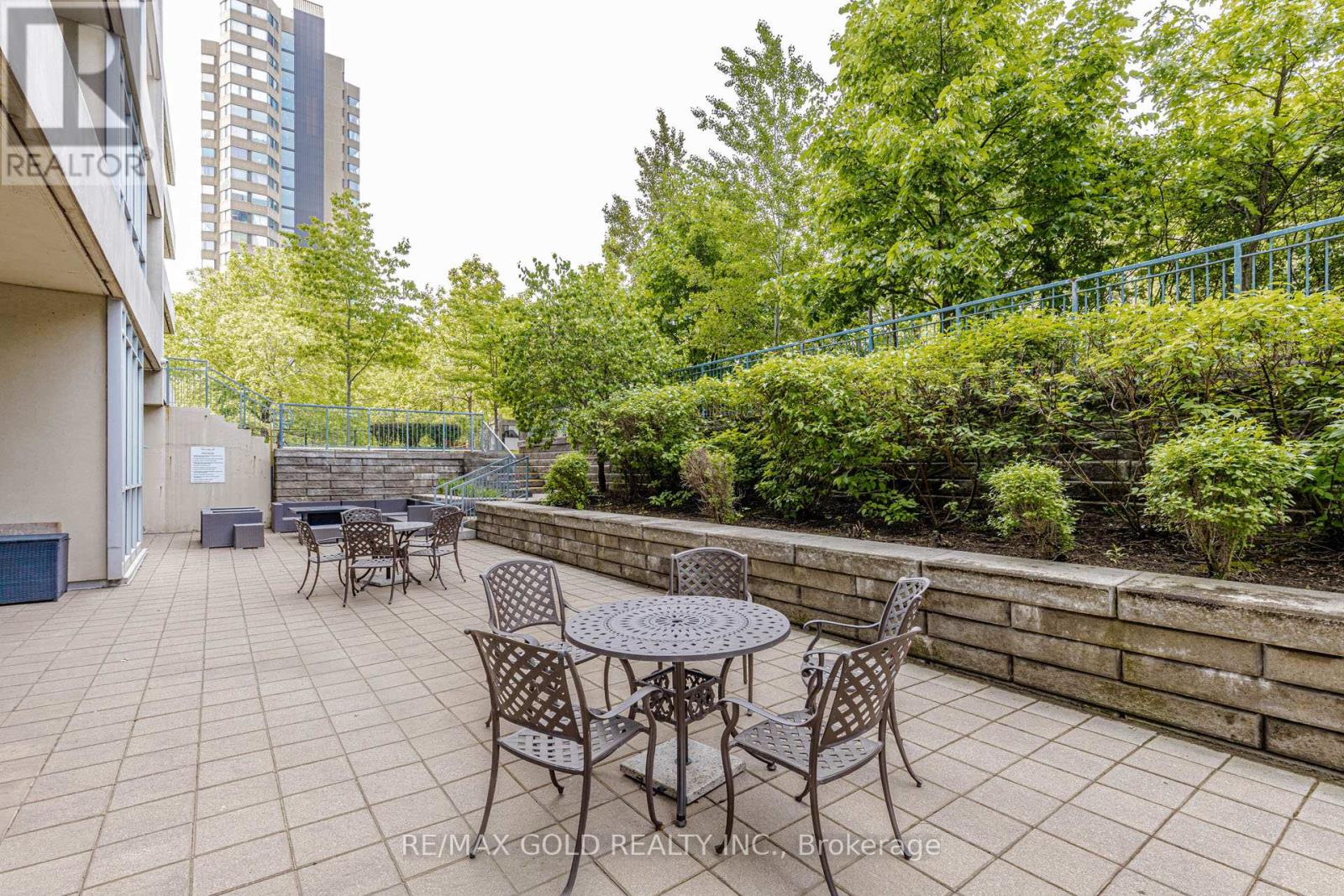 #313 1055 SOUTHDOWN ROAD - 44