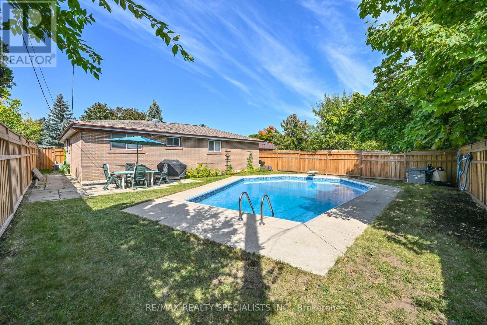 8 BEECHWOOD CRESCENT - 29