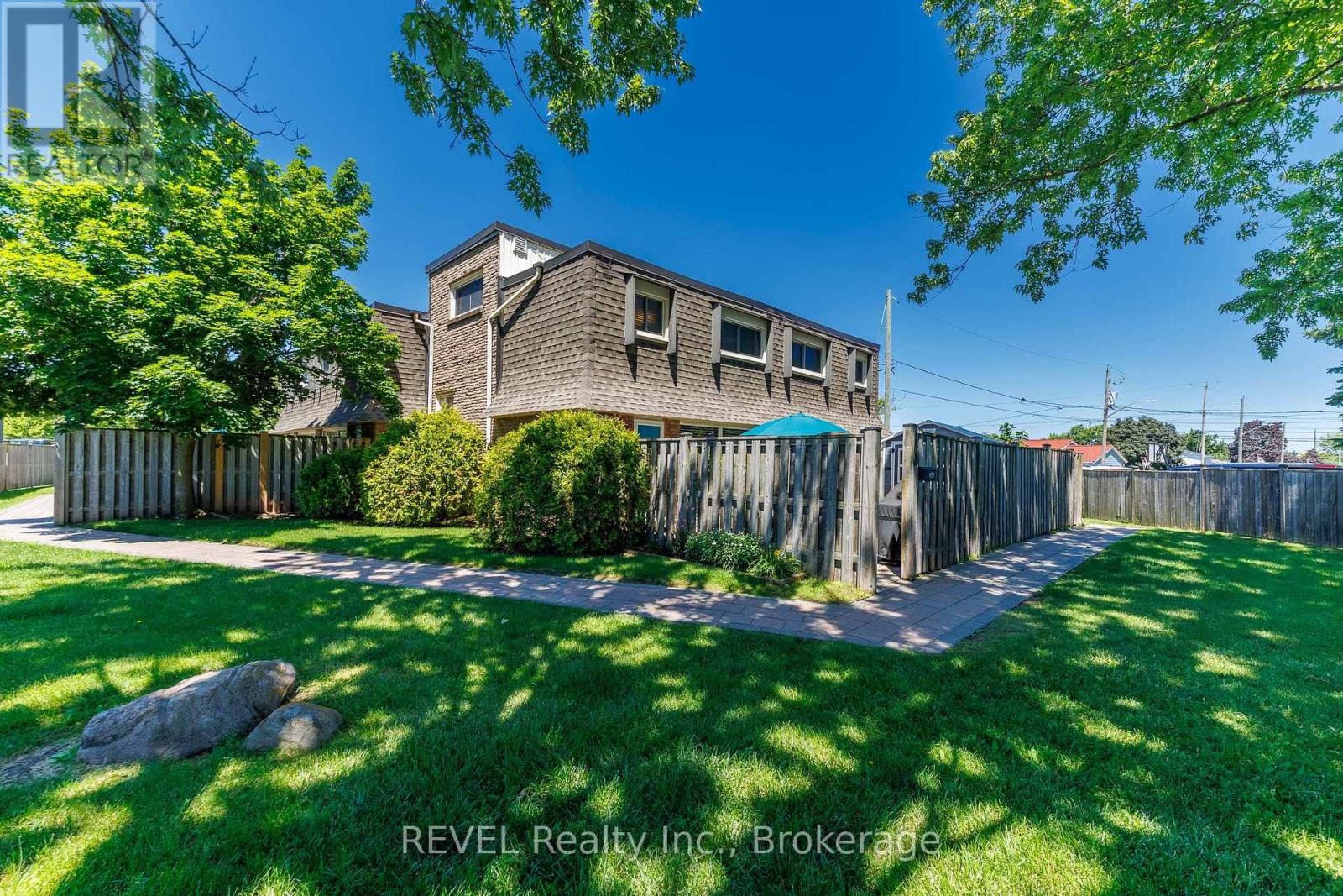 #104 5 WOODLAWN COURT - 11