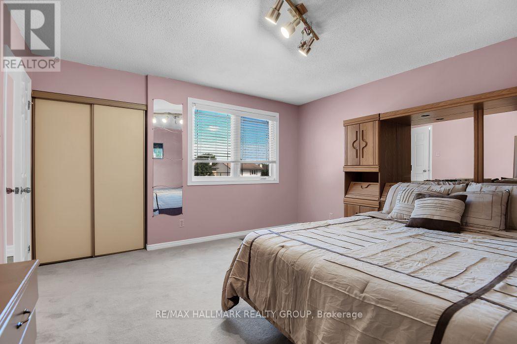 1687 ORFORD CRESCENT - 23