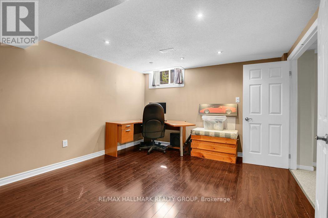 1687 ORFORD CRESCENT - 31