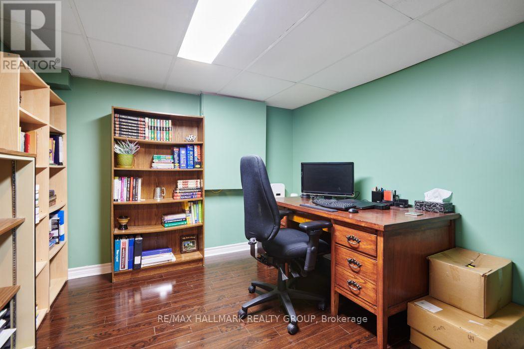1687 ORFORD CRESCENT - 32