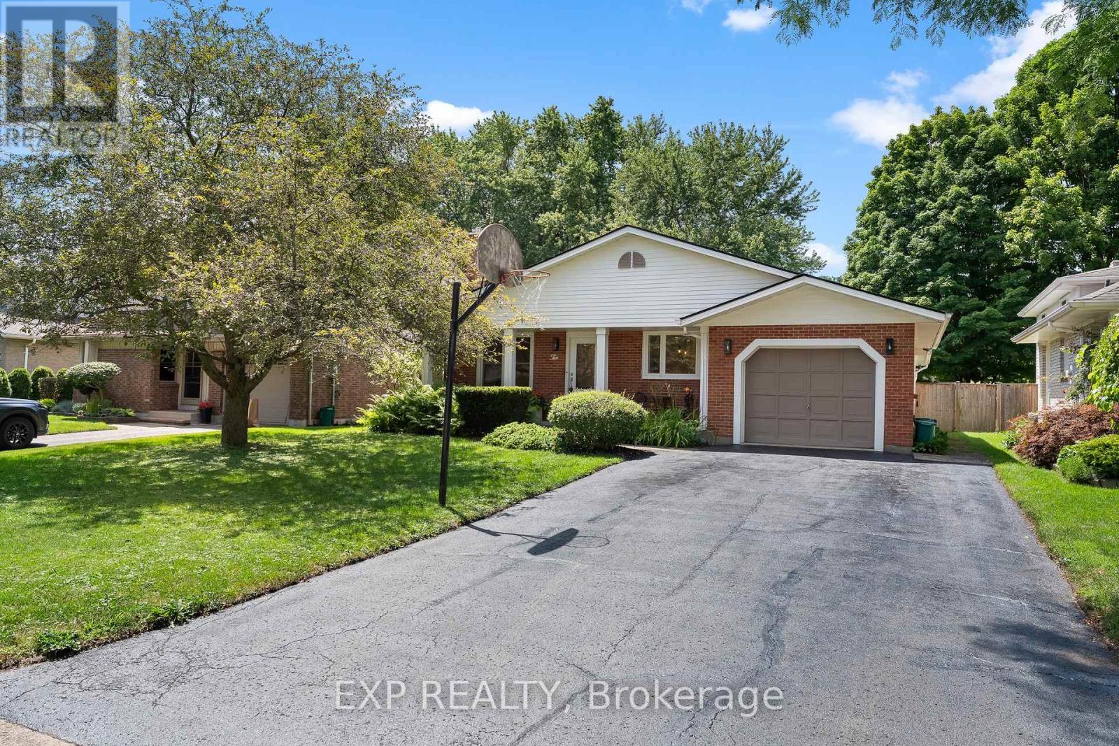 10 BROOKBANK CRESCENT - 1