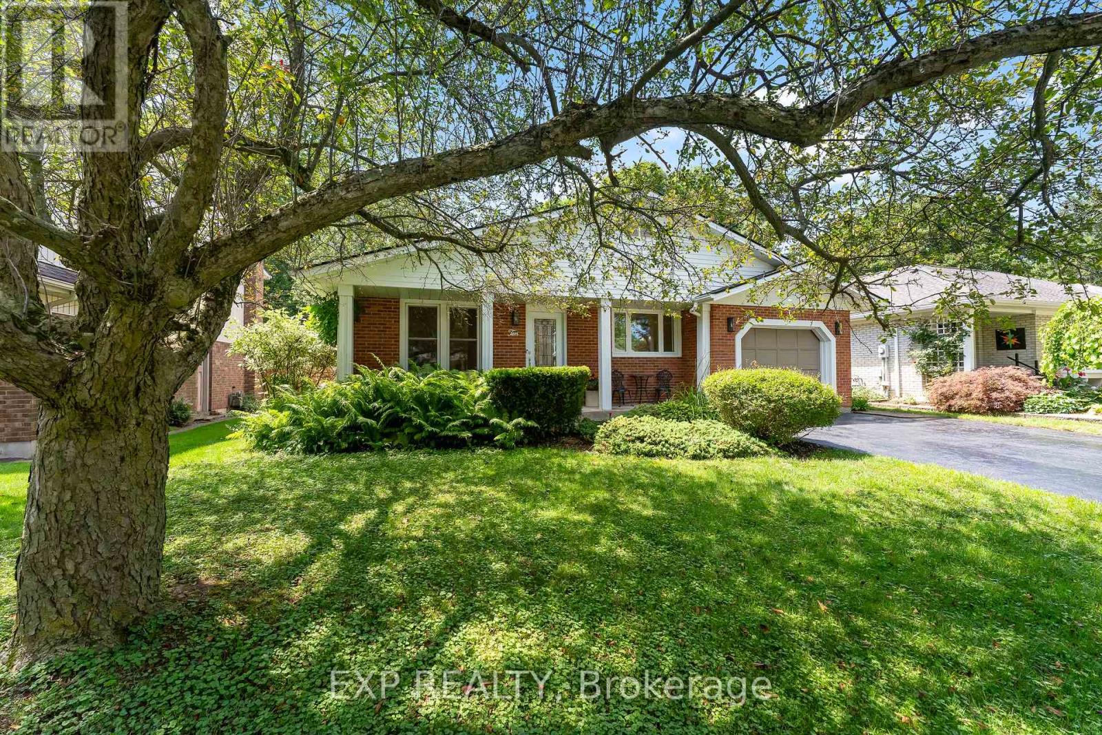 10 BROOKBANK CRESCENT - 2