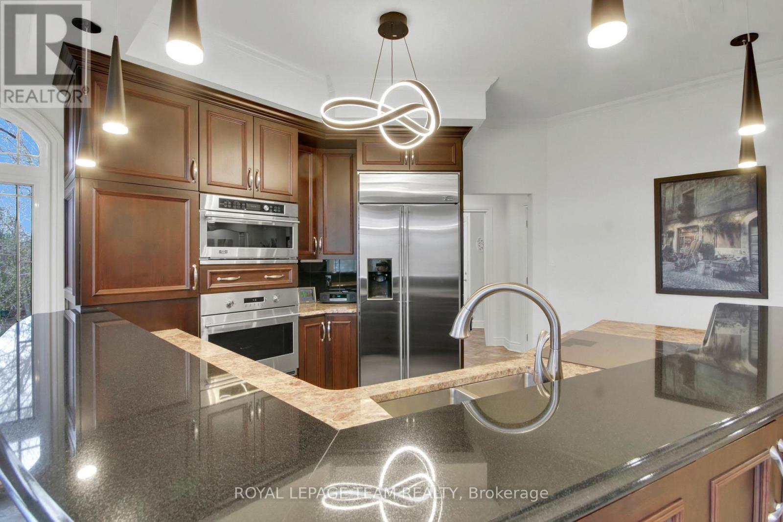 5591 MANOTICK MAIN STREET - 11
