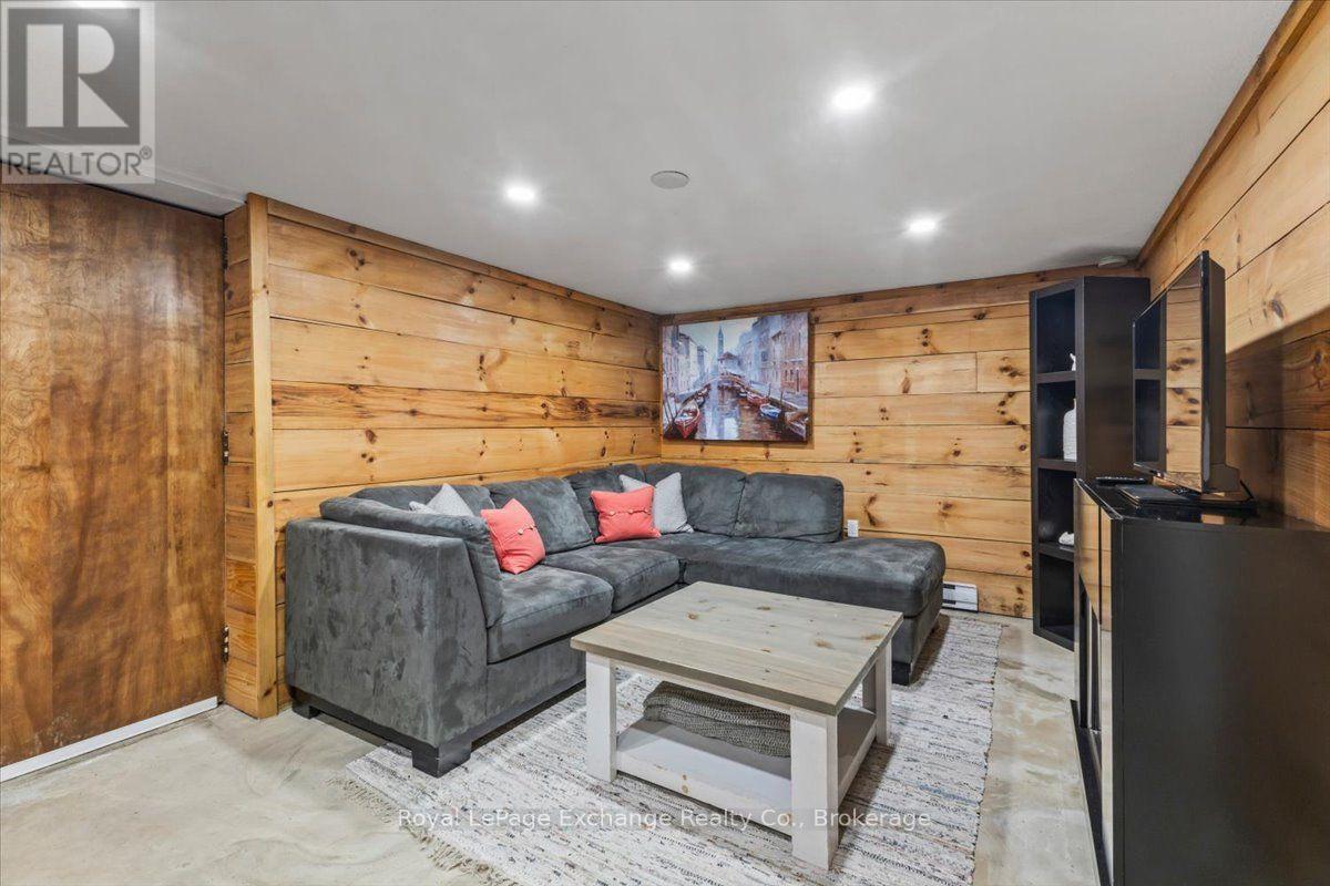 819 WILSON AVENUE - 15