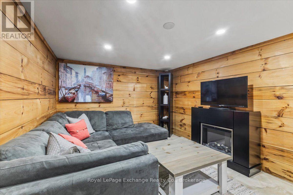 819 WILSON AVENUE - 16