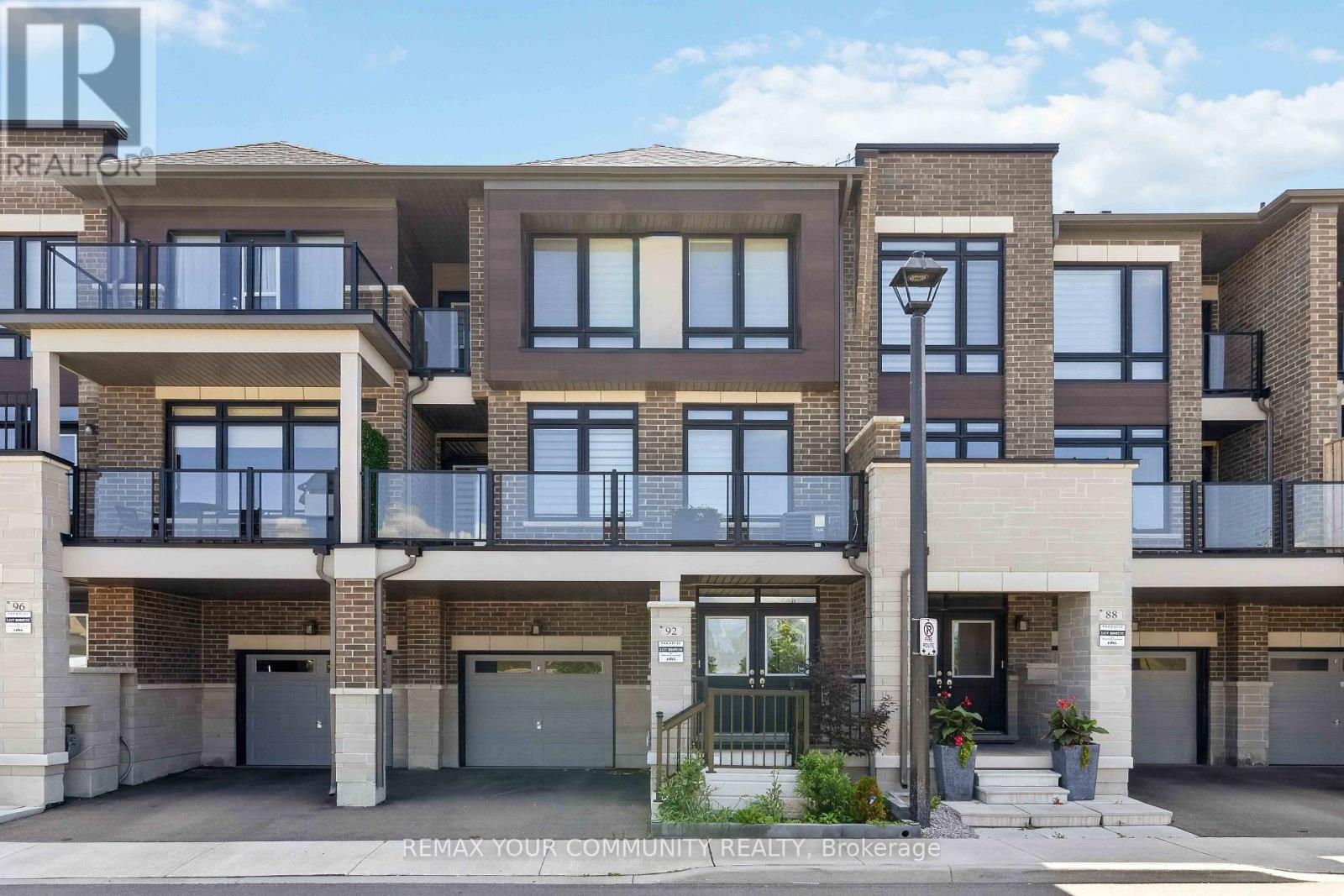 92 HOLYROOD CRESCENT - 1