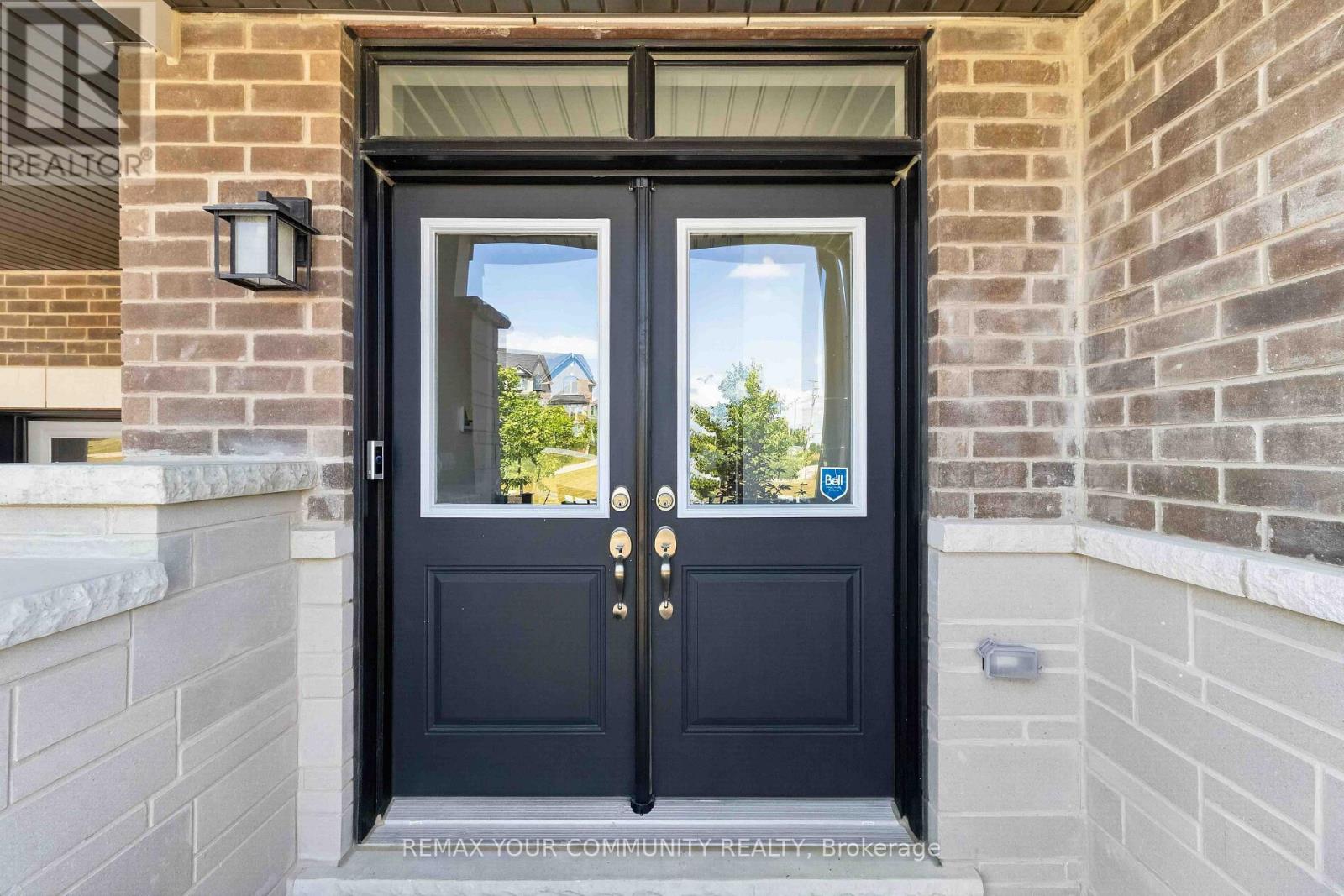 92 HOLYROOD CRESCENT - 2