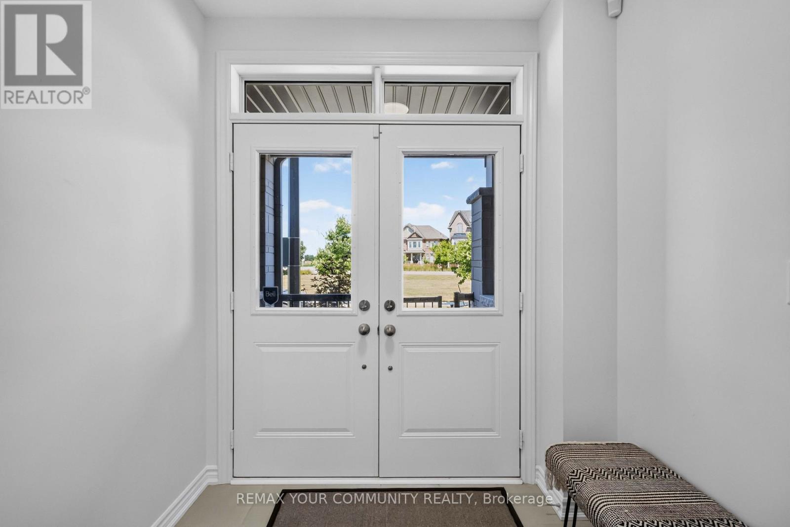 92 HOLYROOD CRESCENT - 3