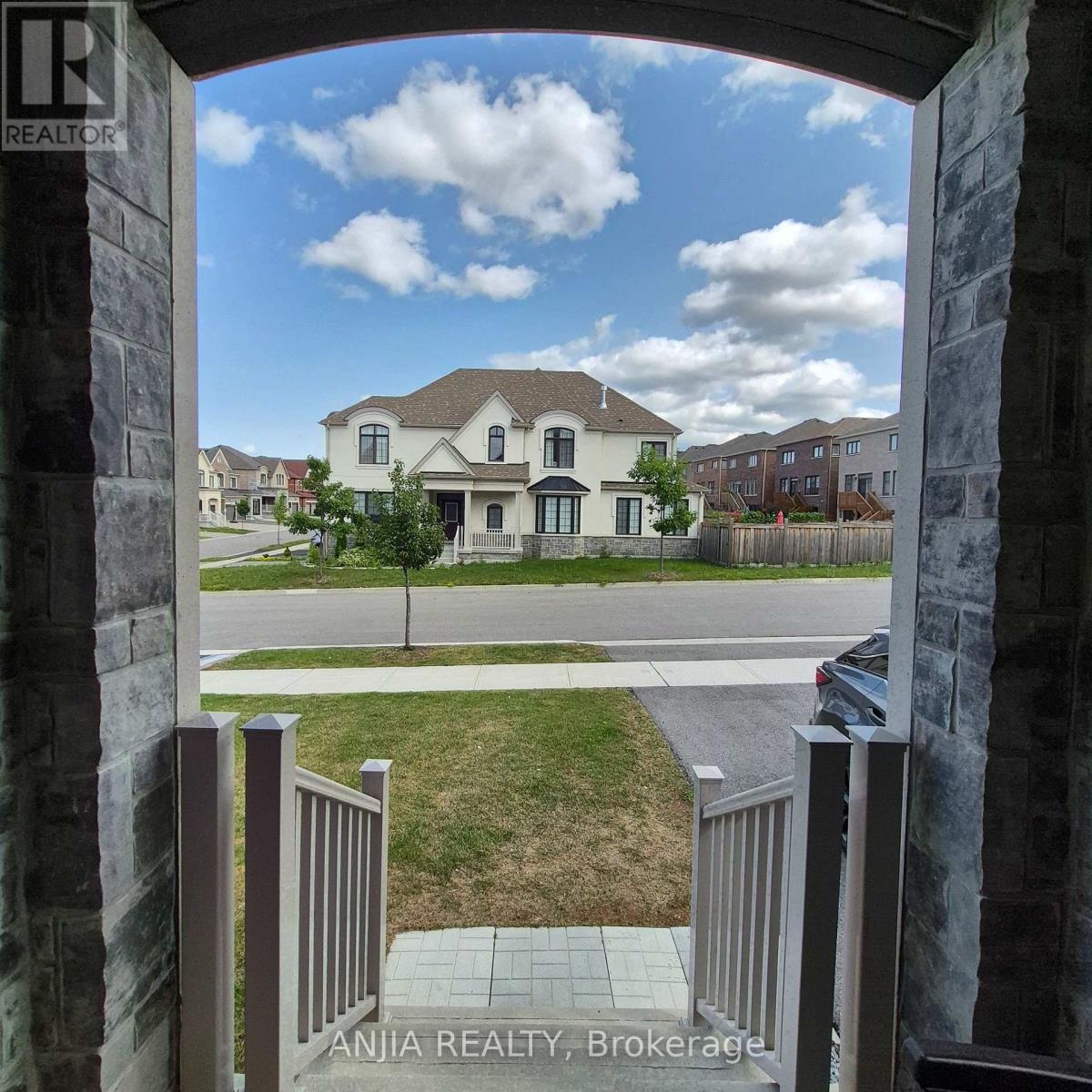 UPPER – 50 MEADOW VISTA CRESCENT, East Gwillimbury (Holland Landing) photo 3