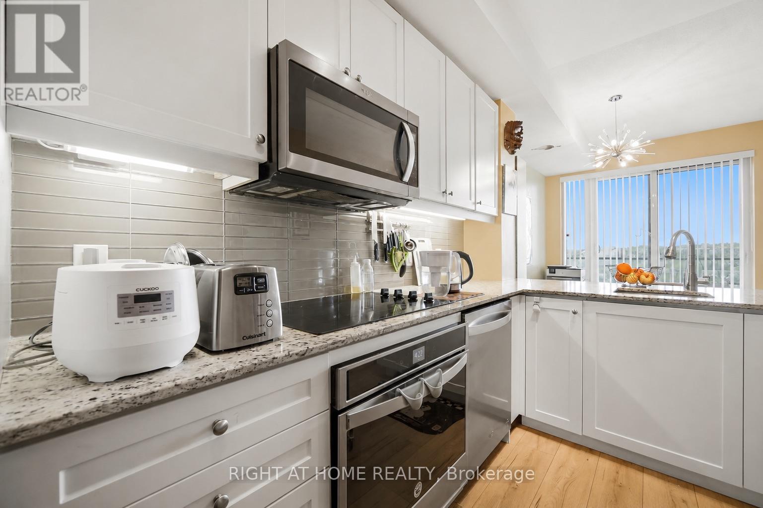 #1010 9618 YONGE STREET - 12