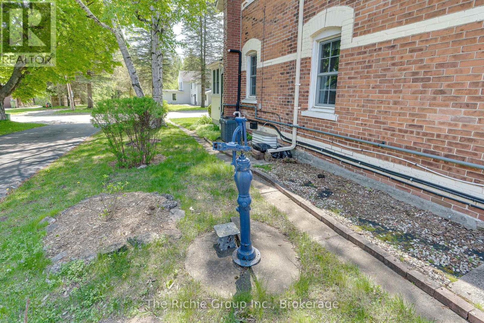 15 EMMA STREET - Image 40